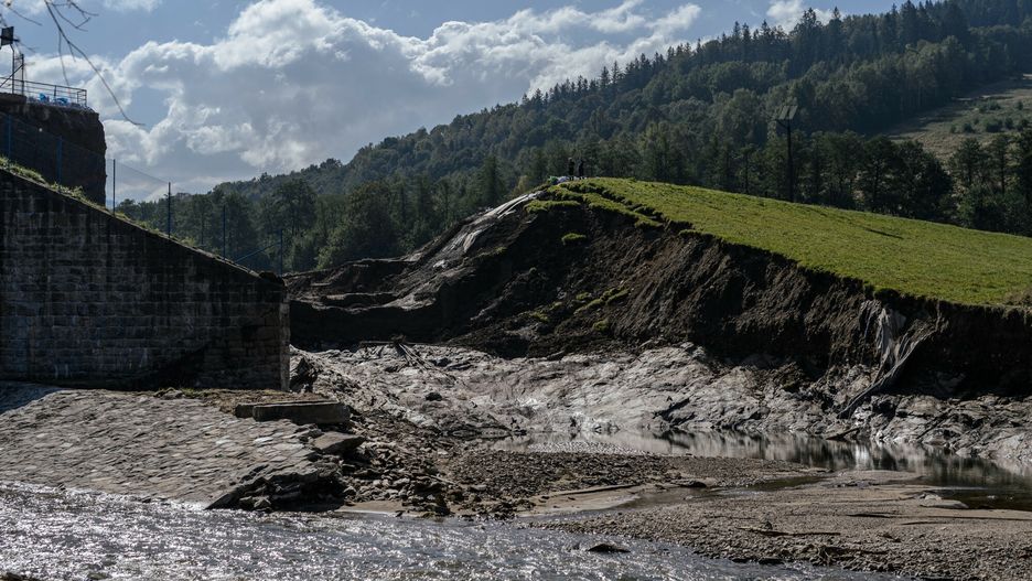 Uszkodzona tama na zbiorniku w Stroniu Śląskim 
