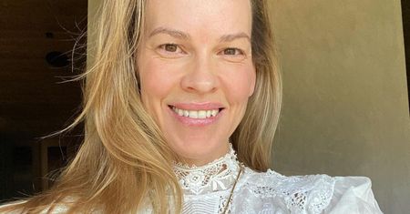 Hilary Swank z ciążowym brzuszkiem przy choince. "Najpiękniejsza mama na świecie"