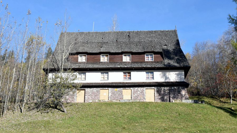 Z budynku roztacza się widok na Giewont