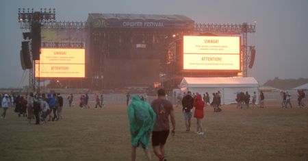 Open'er 2022. Ewakuacja, ale dokąd? Tysiące przemoczonych ludzi czekało na jakąkolwiek informację