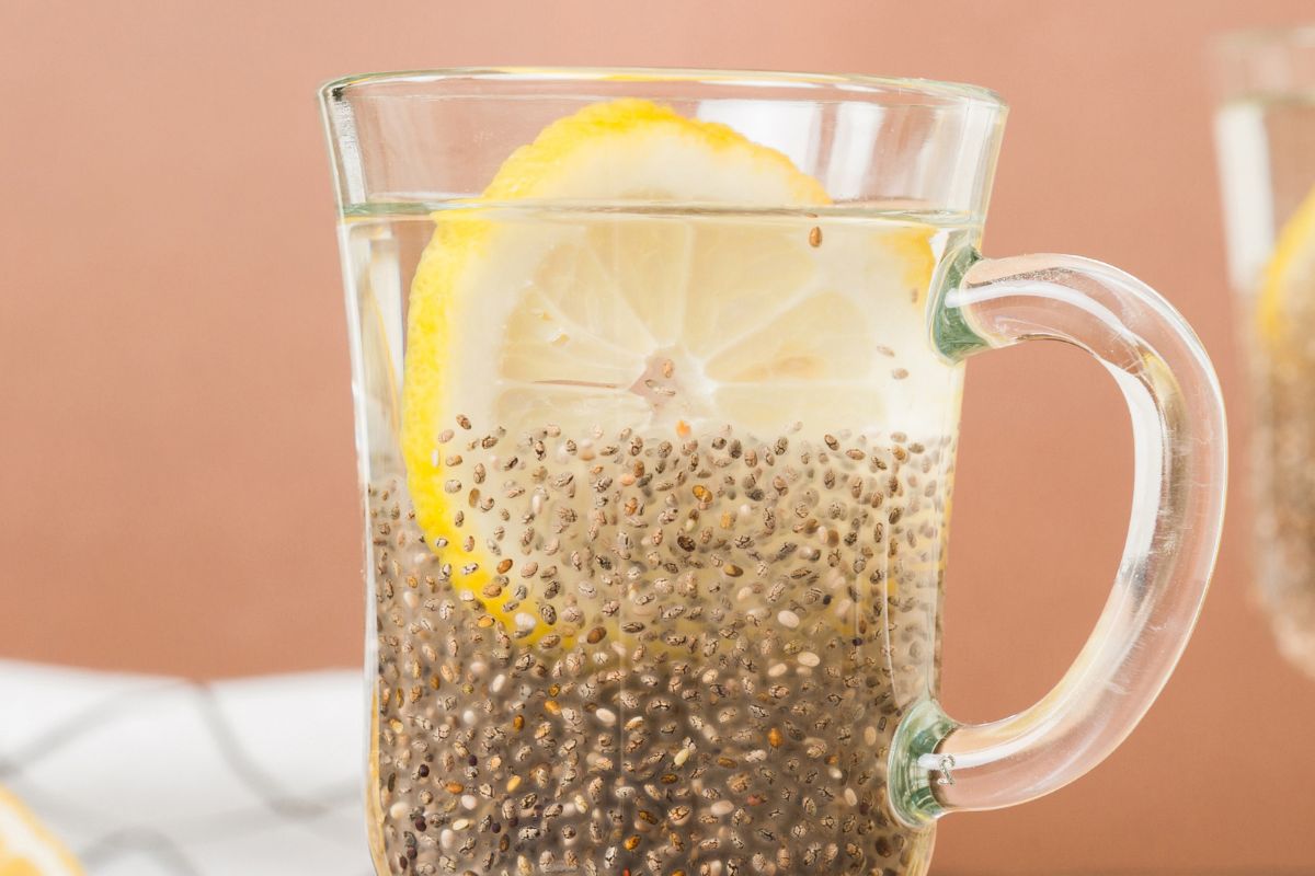 Napój na płaski brzuch i gładką skórę. Zalej wieczorem, pij rano przed śniadaniem