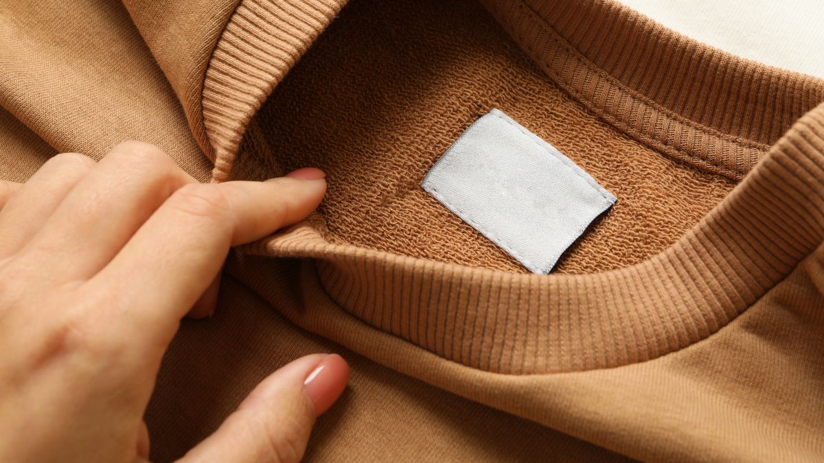 Metka w ubraniach ma ukrytą funkcję.