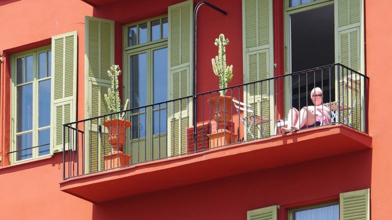 Czy za opalanie się na balkonie można dostać mandat?