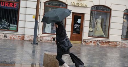 Jesienne ochłodzenie w woj. lubelskim. Porywisty wiatr, deszcz i burze od poniedziałku