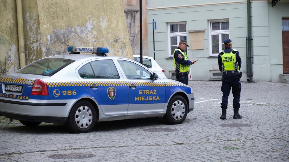 Patrol Straży Miejskiej pilnujący wjazdu na Stare Miasto w Lublinie