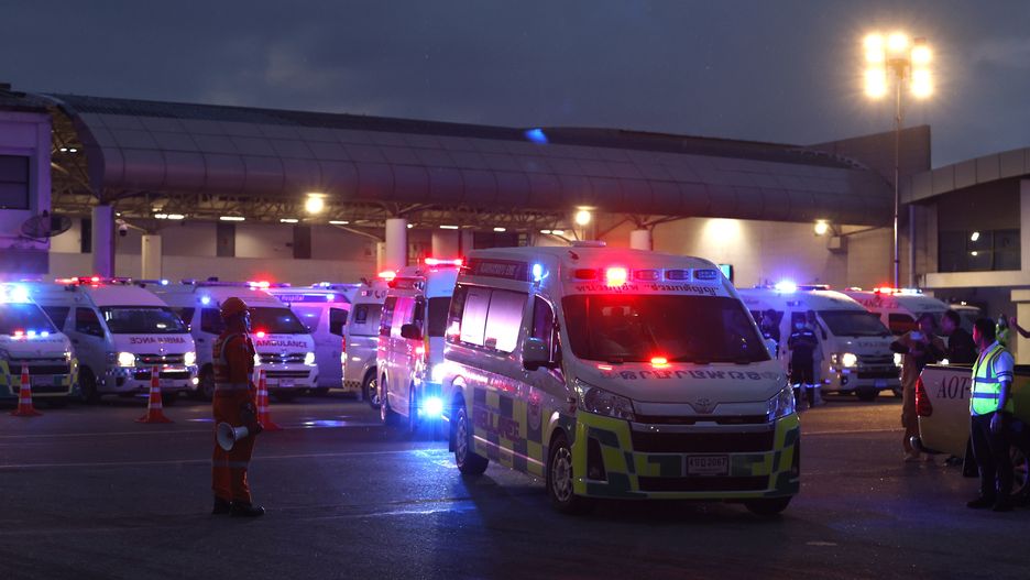 Emergency ambulance vehicles drive to transport injured passengers from a flight from London to Singapore to a hospital, after an emergency landing at Suvarnabhumi International Airport in Samut Prakan province, Thailand, 21 May 2024. According to Singapore Airlines, one person died and at least 30 others were inujred when a Singapore Airlines plane travelling from London to Singapore was diverted to Bangkok in an emergency due to severe turbulence. EPA/RUNGROJ YONGRIT Dostawca: PAP/EPA.