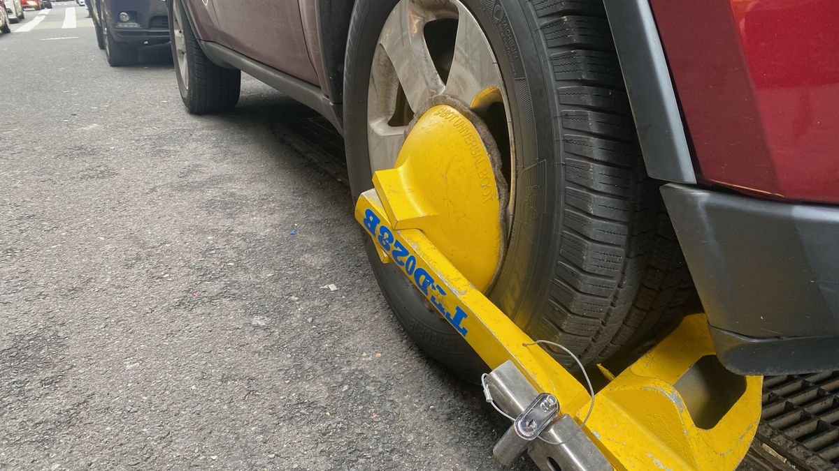 Car Boot locked to tire of car with outstanding parking tickets, Queens, New York. (Photo by: Lindsey Nicholson/UCG/Universal Images Group via Getty Images)