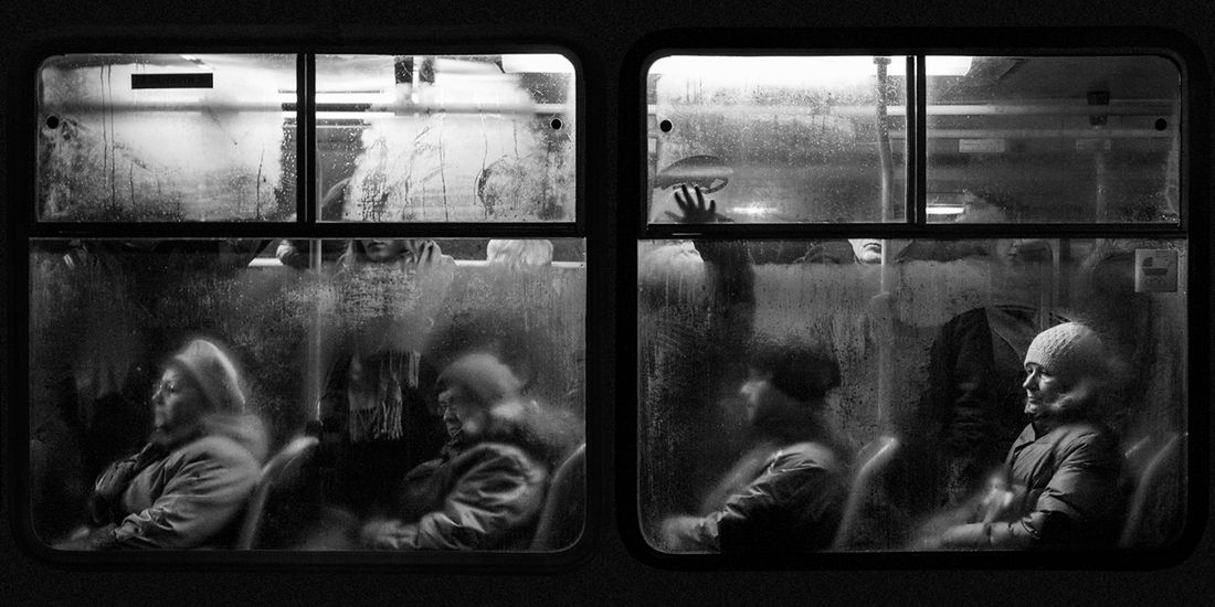 Przez dwie zimy fotografował ludzi marznąc na moście. Tak powstał projekt "Tramwaj" 1
