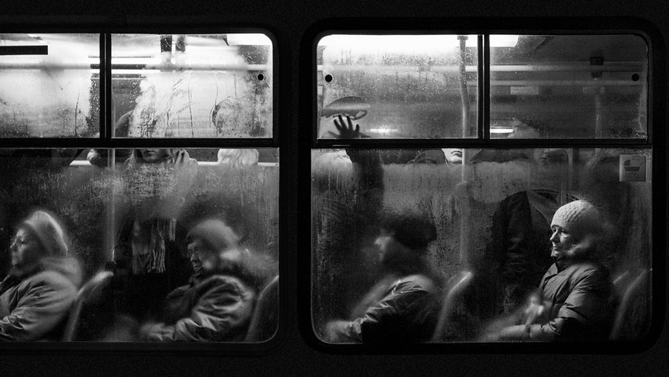 Przez dwie zimy fotografował ludzi marznąc na moście. Tak powstał projekt "Tramwaj" 1