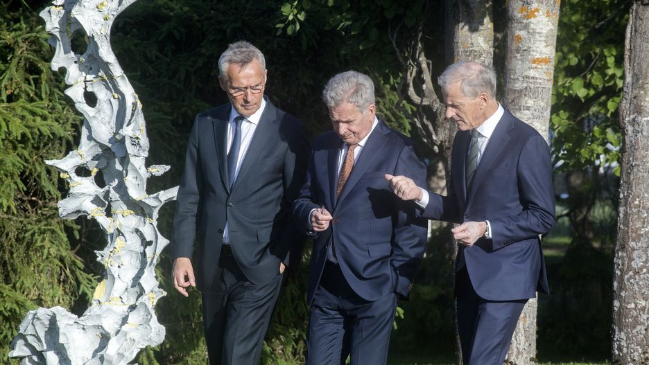 Finland President Sauli Niinisto (C), NATO Secretary General Jens Stoltenberg (L) and Prime Minister of Norway Jonas Gahr Store walk during The Kultaranta Talks in Naantali Finland, Finland, 12 June 2022. The Kultaranta Talks is being hosted by President Sauli Niinisto on 12-13 June 2022. This year, the title of this foreing and security policy discussion event is 'Responsible, strong and stable Nordic region'. The main guests are NATO Secretary General Jens Stoltenberg and Prime Minister of Norway Jonas Gahr Store at the Presidential summer residence Kultaranta, located on the island of Luonnonmaa. EPA/MAURI RATILAINEN EPA-EFE/MAURI RATILAINEN Dostawca: PAP/EPA.