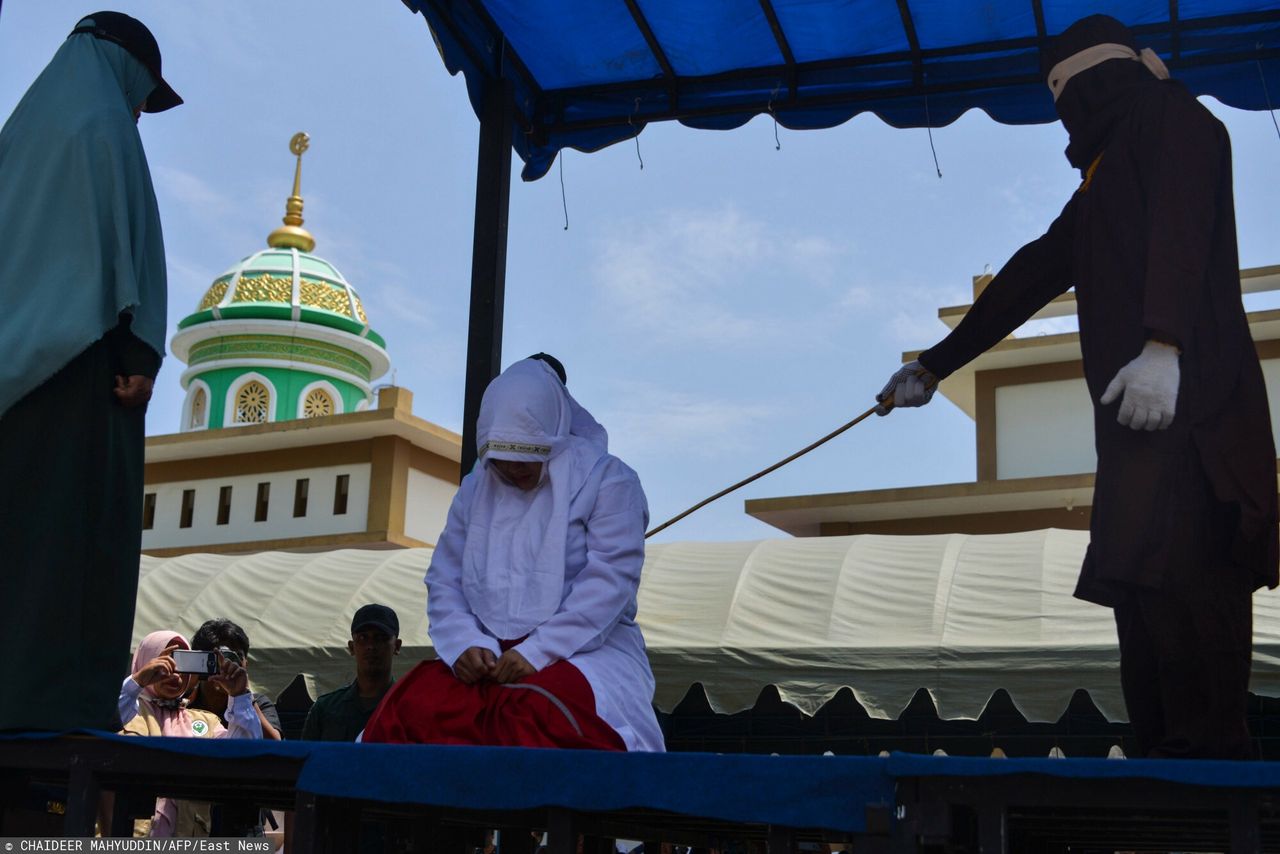 Indonezja. Kobieta zemdlała podczas batożenia za seks przedmałżeński