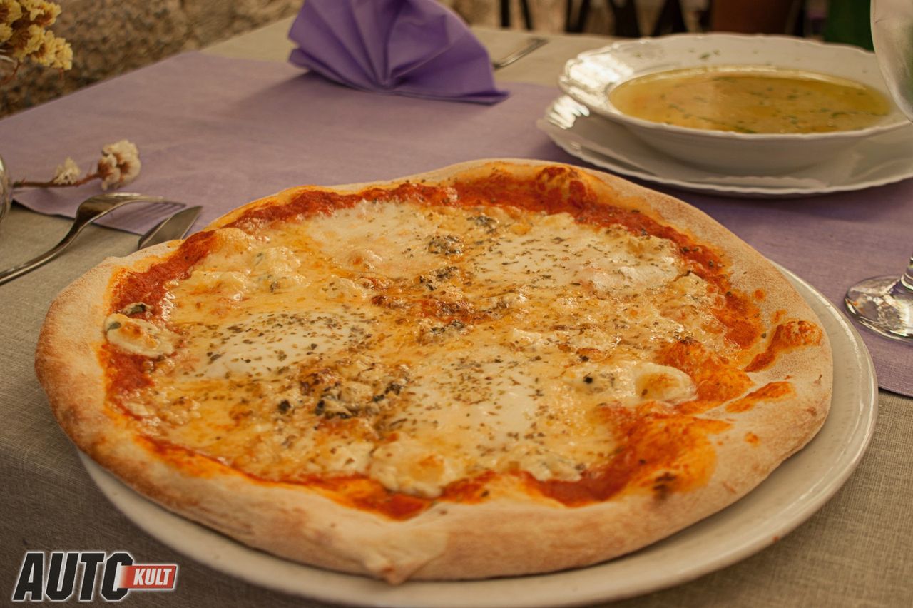 Chorwacka pizza ma wiele wspólnego z włoską, w restauracjach przesadzają jednak czasem z grubością ciasta.