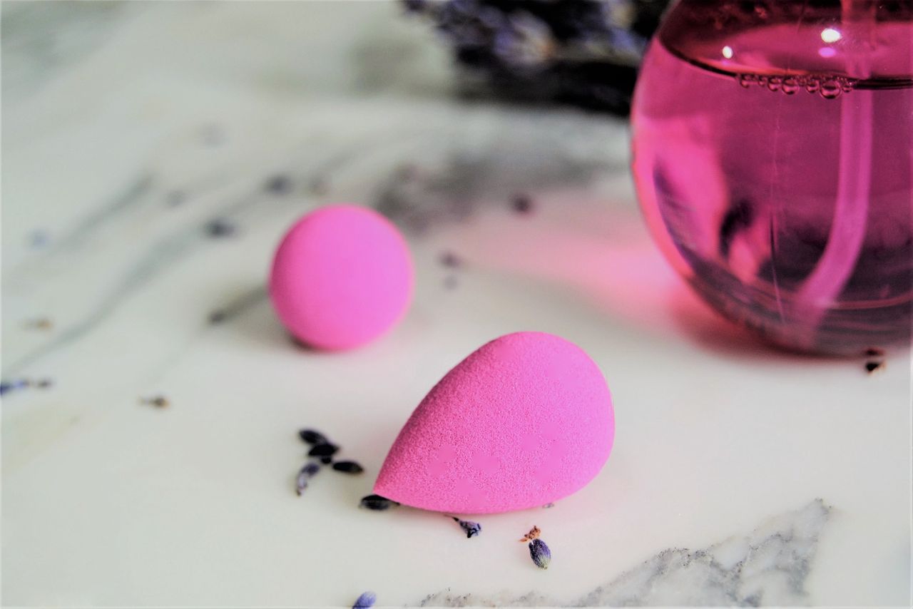 Beauty blender. Jak go używać? Lepszy oryginał czy podobny zamiennik?