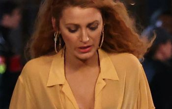 Upokarzająca scena porodu. Grała naga w podłych warunkach