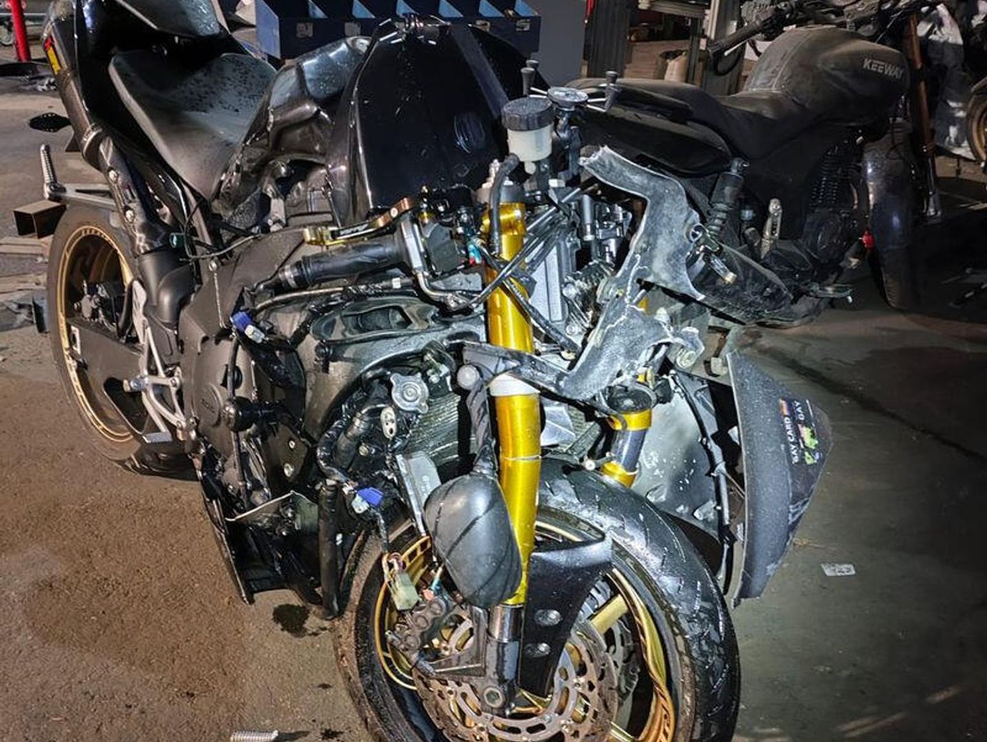 Tragiczny wypadek w Jeleniej Górze. Podczas zawracania kierująca zajechała drogę motocykliście. 30-latek zginął po wjechaniu w seata