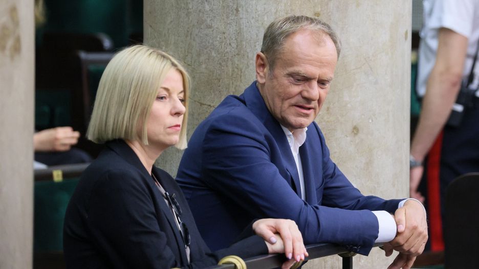 Donald Tusk na galerii sejmowej z Agnieszką Rucińską, szefową biura prasowego klubu KO
