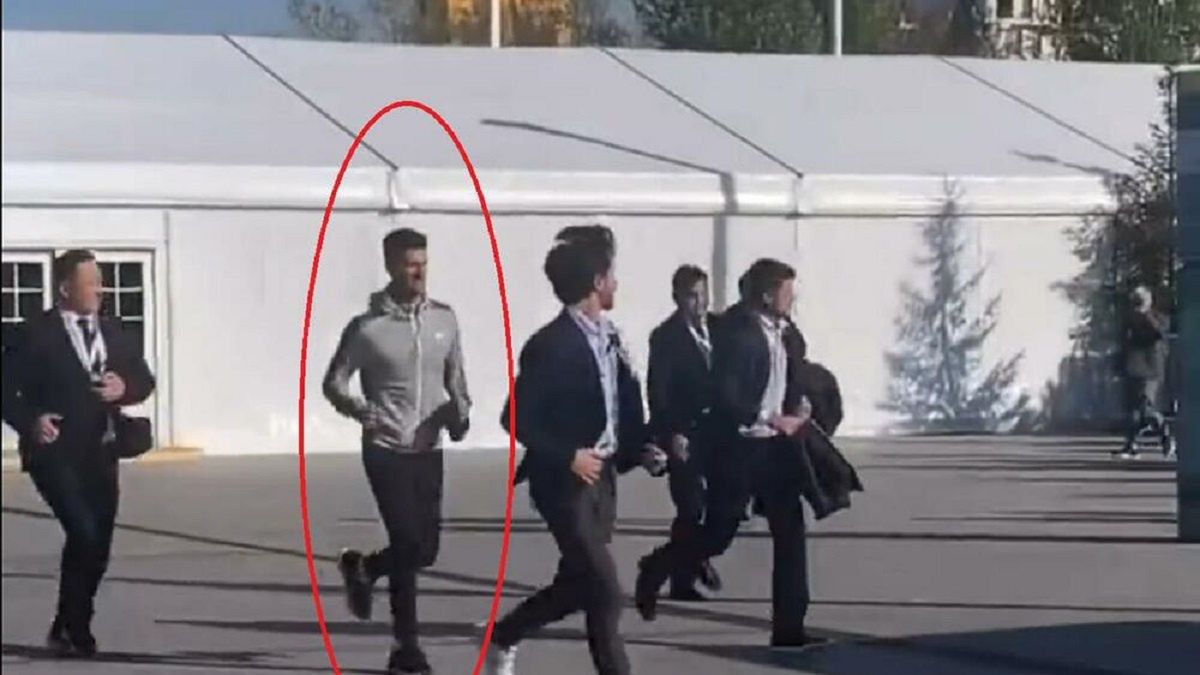 Novak Djoković biegający z obstawą w Astanie