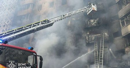 Kłęby dymu nad Tarnopolem. Trwa akcja ratunkowa, rośnie bilans ofiar