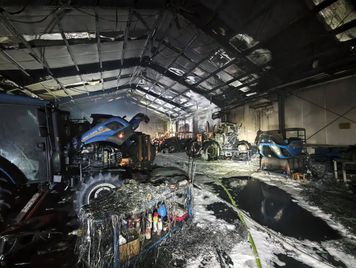 Pożar hali serwisowej przy ul. Sierpeckiej w Płocku. Na miejscu działało 12 zastępów straży pożarnej!