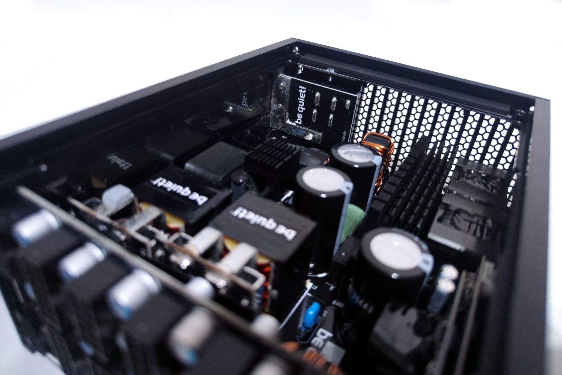 Wnętrze zasilacza be quiet! Dark Power Pro 14 IO 1300W
