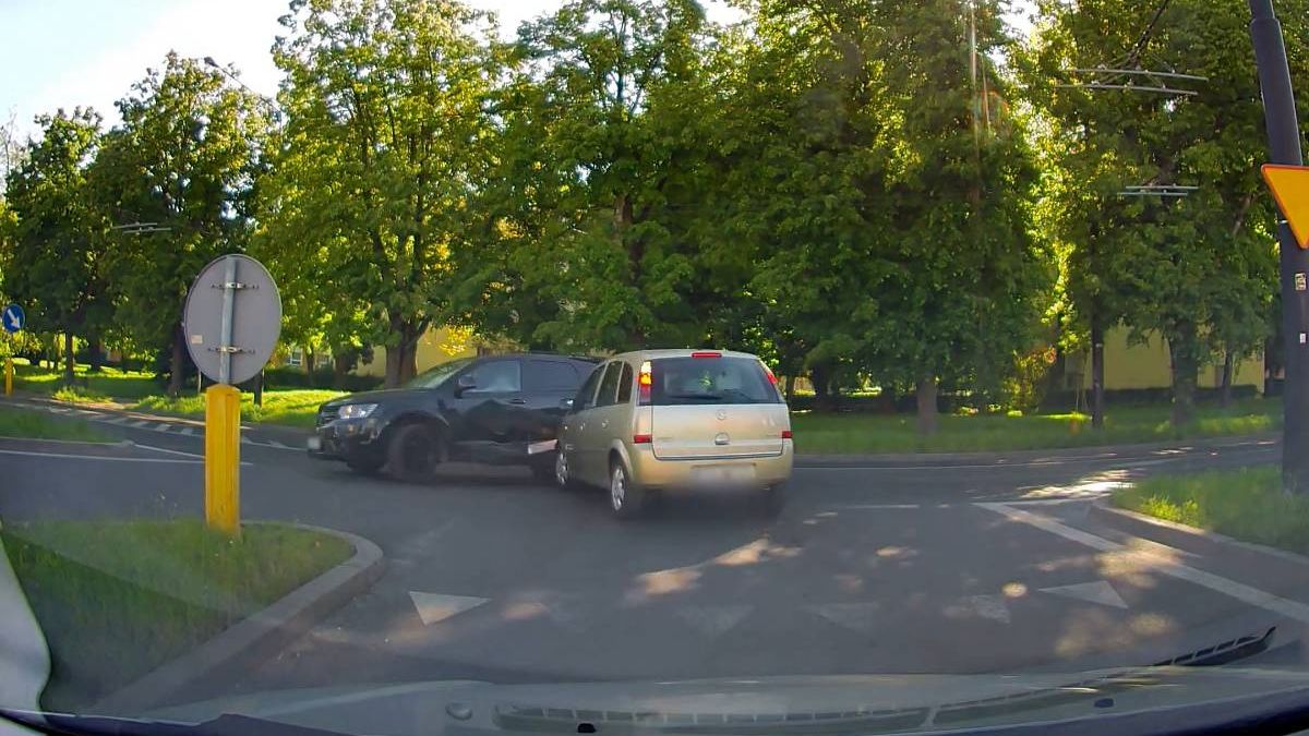 Opel uderzył w bok dodge'a na ul. Unickiej