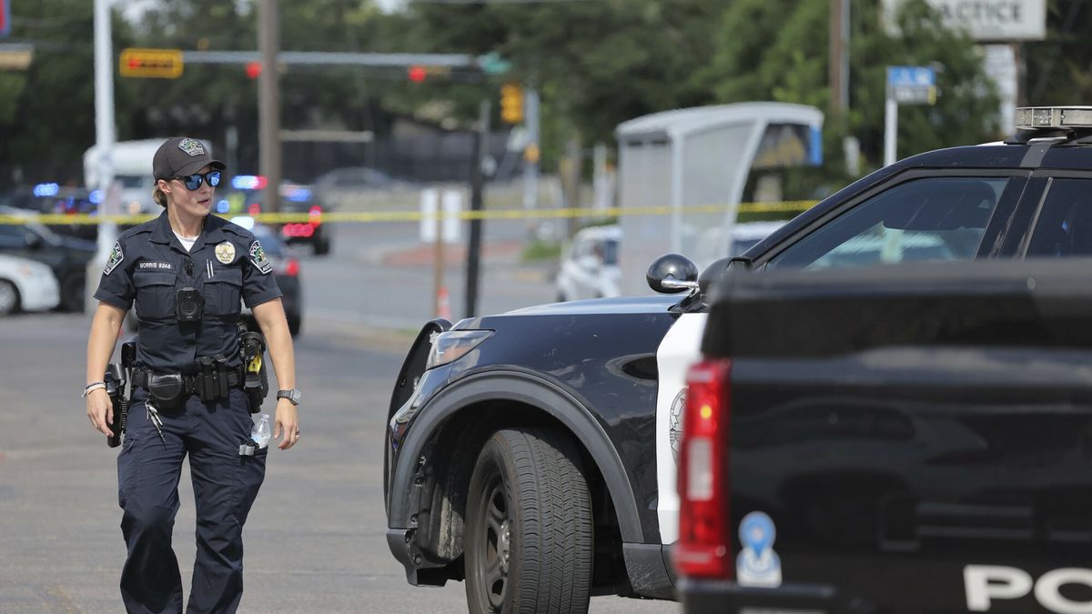 Strzelanina na parkingu przed sklepem Target w Austin
Police monitor the scene near a Target after a shooting in Austin, Texas, Monday, Aug. 11, 2025. (AP Photo/Stephen Spillman)
Stephen Spillman