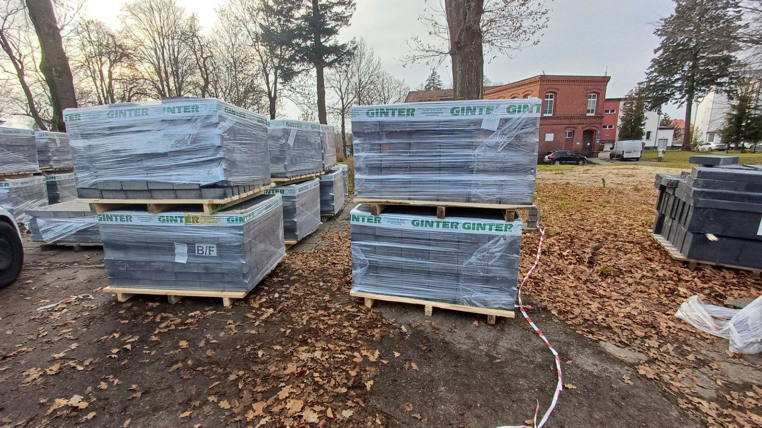 Szpital Powiatowy w Sławnie - przybywa miejsc parkingowych i będzie remont dróg wewnętrznych