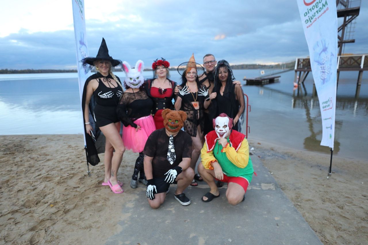 Dąbrowa Gornicza: Otwarcie sezonu na Pogorii. Morsy zaczęły chłodne kąpiele