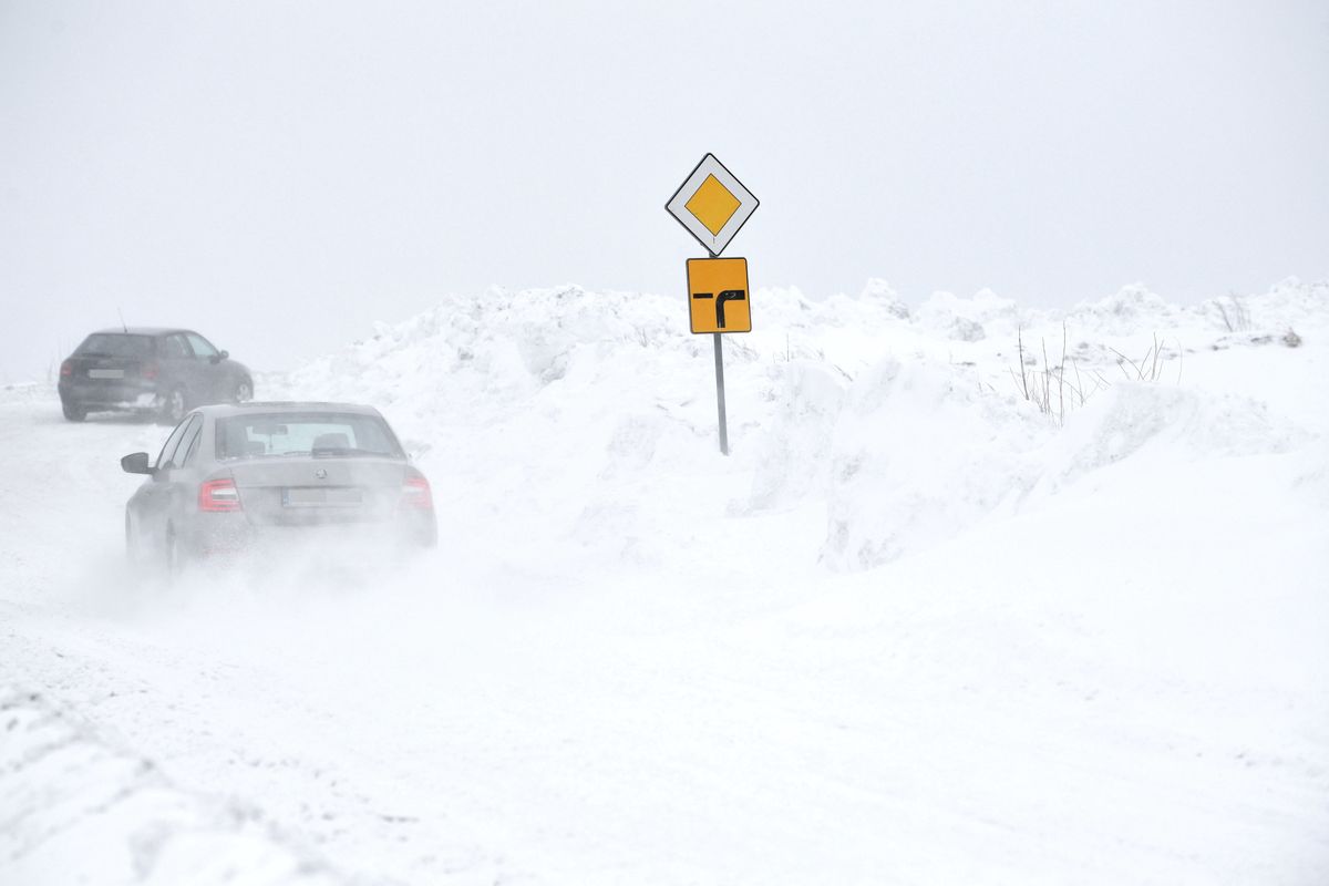 Zima. Samochody zakopane w śniegu