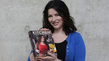 Nigella Lawson ZACHWYCA odmienioną sylwetką po powrocie do telewizji. Tak dziś wygląda szczuplejsza o 20 kg "bogini kuchni" (FOTO)