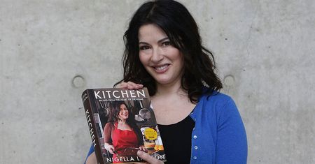 Nigella Lawson ZACHWYCA odmienioną sylwetką po powrocie do telewizji. Tak dziś wygląda szczuplejsza o 20 kg "bogini kuchni" (FOTO)