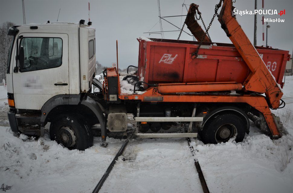 Orzesze. Kierowca przy pomocy nawigacji jazdę skończył na... torach kolejowych.