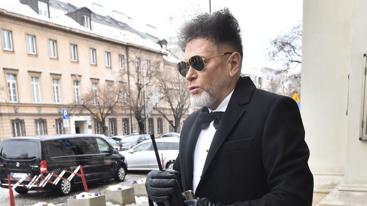 scena z: Krzysztof Rutkowski, SK:, , fot. Niemiec/AKPApogrzeb, garnitur czarny, spodnie czarne, buty czarne, sylwetka, mucha czarna, Krzysztof Rutkowski