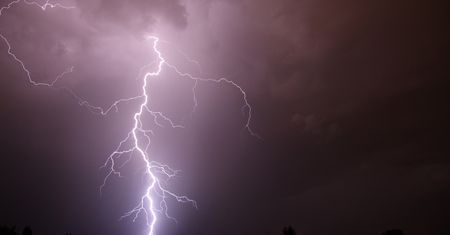 IMGW wydał alerty. W tym regionie wystąpią burze z gradem