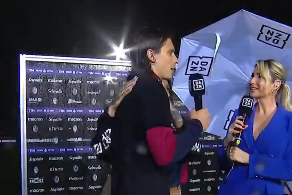Riccardo Calafiori w czasie rozmowy z dziennikarką DAZN