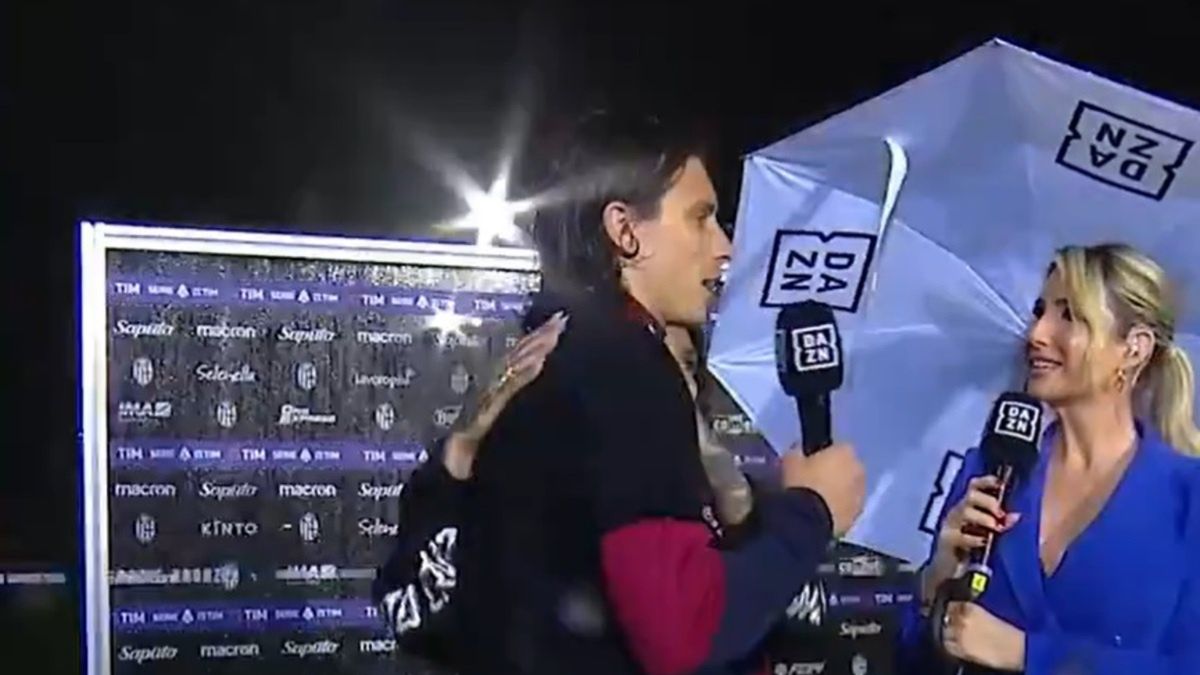 Riccardo Calafiori w czasie rozmowy z dziennikarką DAZN