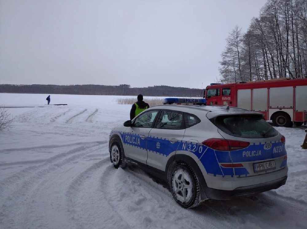 Choczewo. Lód nie wytrzymał, auto poszło na dno