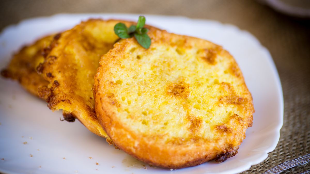 W tej wersji chleb smażony w jajku jest jeszcze smaczniejszy