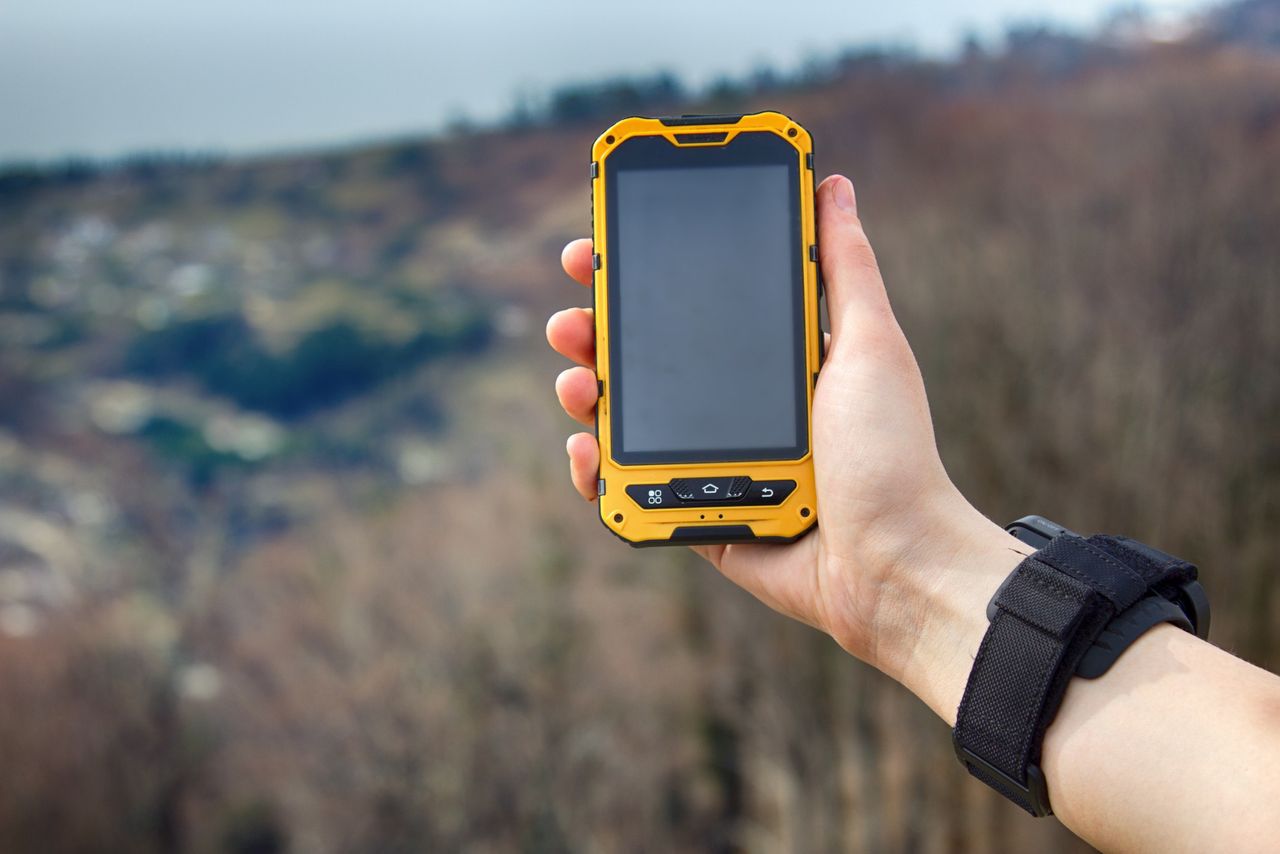 Pancerny telefon za 300 zł? Polubisz bardziej od smartfona