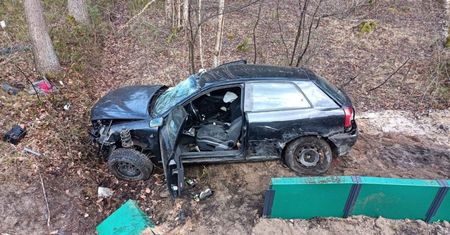 Tragedia na trasie Tychów – Starachowice. 33-letni kierowca zginął po dachowaniu