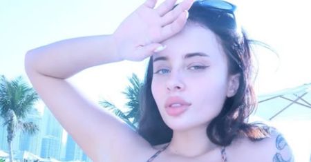 Fagata prezentuje podrasowane skalpelem kształty, prężąc się w bikini na dubajskiej plaży