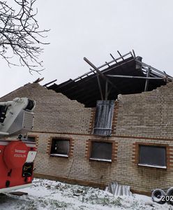 Wichury na południu Polski. Zerwane dachy i tysiące gospodarstw bez prądu