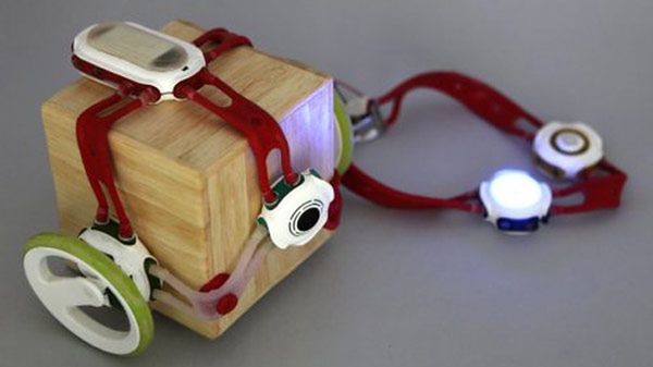 Interaktywna zabawka zmieniająca dowolny przedmiot w robota 1