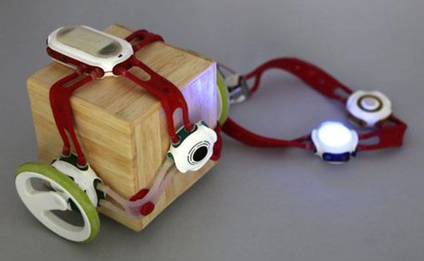 Interaktywna zabawka zmieniająca dowolny przedmiot w robota