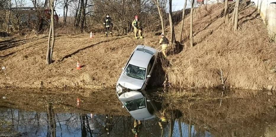 Ludwikowo. Samochód wpadł do Noteci, trwa akcja służb