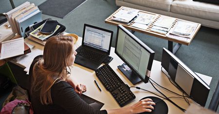 Polacy pracują po godzinach. Prawie 6 godzin tygodniowo pracy za darmo