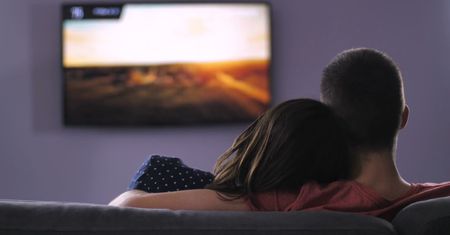 Oglądanie telewizji skraca życie. Naukowcy alarmują (WIDEO)