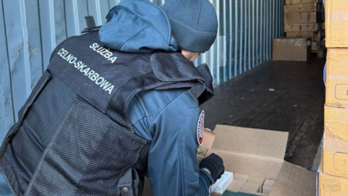 KAS i Policja rozbiły grupę dystrybuującą podrabiane perfumy