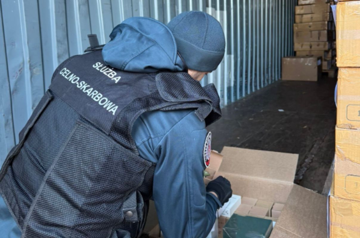 KAS i Policja rozbiły grupę dystrybuującą podrabiane perfumy