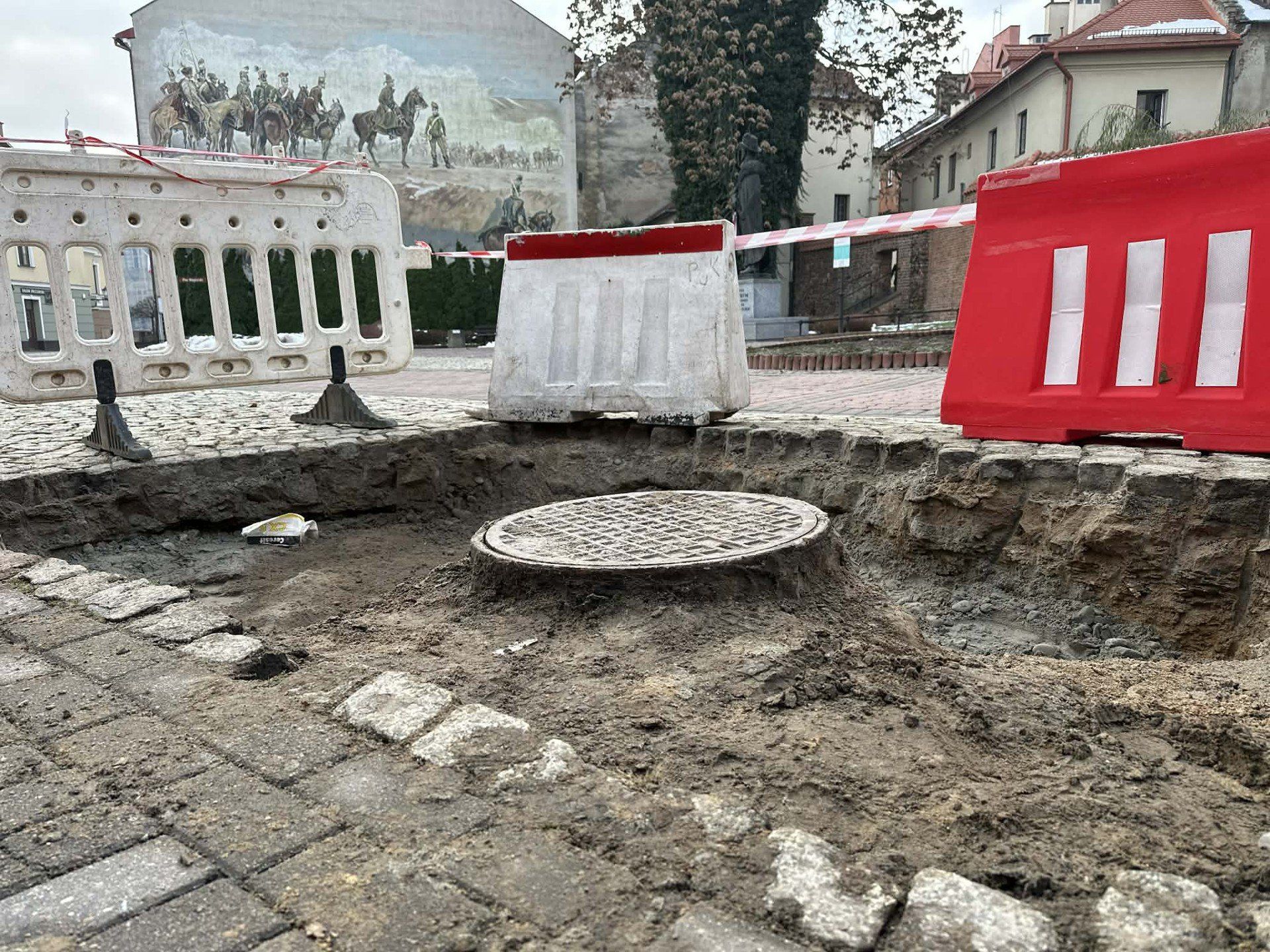 Dziura stanowiła zagrożenie dla przechodniów i przejeżdżających samochodów.  Wezwano służby, aby ją odpowiednio zabezpieczyć